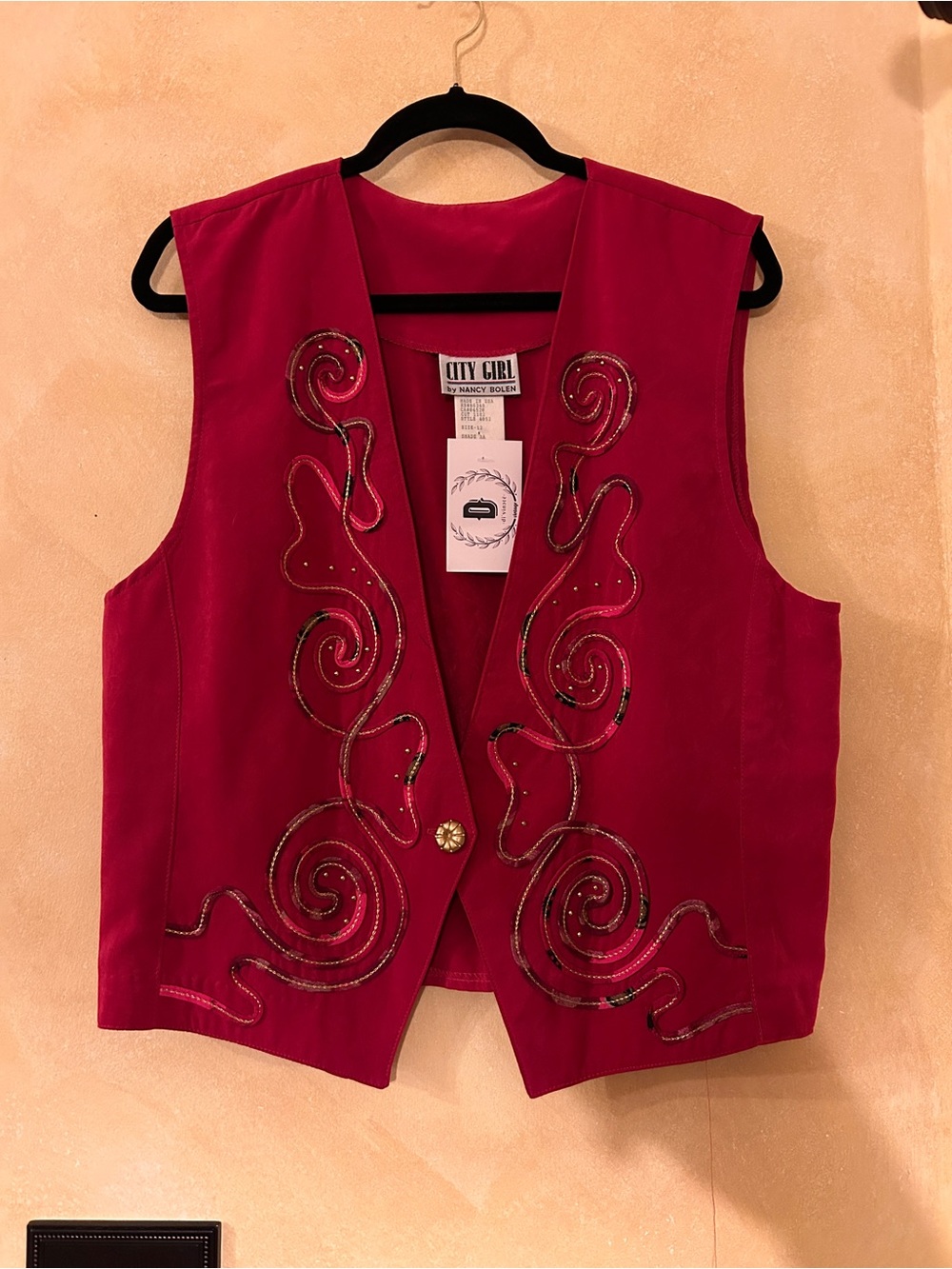 City Girl Embellished Fuchsia Vest

24’ length 
21’ pit to pit